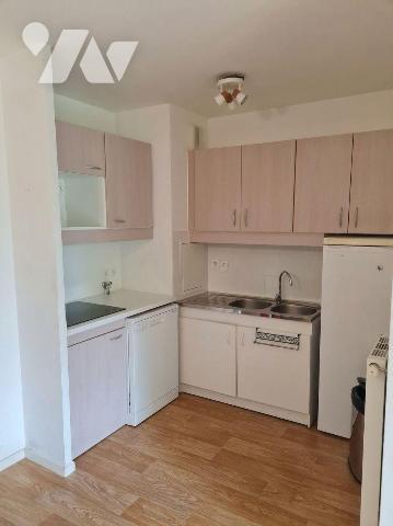 A 15mn à pied de la gare de Melun, venez visiter ce bel appartement de type T2 situé au premier...