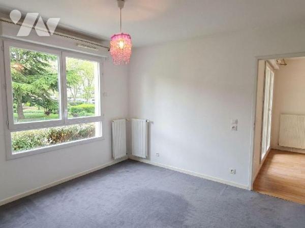 A 15mn à pied de la gare de Melun, venez visiter ce bel appartement de type T2 situé au premier...