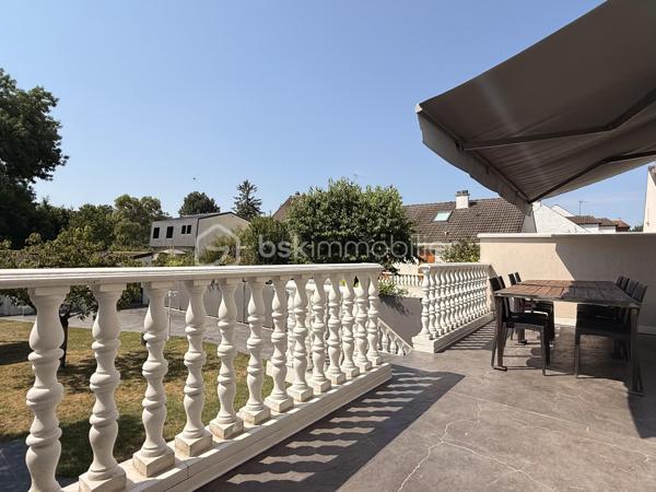 Belle Demeure – 5 chambres + Bureau – Suite parentale – Sous-sol total aménagé – Sans travaux – Dépendance aménagée  – Jardin sans vis-à-vis – DPE C

Idéal profession libérale, indépendant, artiste ou télétravail.

Située dans un secteur pavillonnaire recherché et paisible de Gournay-sur-Marne, à deux pas des bords de Marne, découvrez cette maison à vendre unique qui allie parfaitement vie de famille et activité professionnelle ou créative en toute sérénité.

L'atout majeur de cette propriété réside dans sa véritable dépendance indépendante de plus de 20 m² comprenant deux pièces et un WC. Parfaite pour accueillir un cabinet médical, un atelier de peinture ou de sculpture, un espace de loisir artistique ou un bureau au calme, elle permet de dissocier hermétiquement vie privée et vie professionnelle.

La maison principale se distingue par ses volumes et son excellent confort thermique avec un DPE classé en C. 

Au rez-de-chaussée, l'entrée dessert un double séjour lumineux, une salle à manger et une cuisine équipée conviviale. L'étage est dédié à l'espace nuit avec une suite parentale disposant de sa salle d'eau privative et WC, ainsi que deux autres chambres avec placard, une salle de bain et un WC, surmontées de combles aménagées et d'une mezzanine. 

Le sous-sol total aménagé est entièrement optimisé avec un accès PMR et propose une grande pièce de vie secondaire, une cuisine d'appoint, une buanderie, un bureau (pouvant servir de chambre d'appoint), une chambre supplémentaire et une salle de bain, WC. 

Au total, la maison principale compte ainsi ses 5 chambres et son bureau.

À l'extérieur, vous profiterez d’un superbe jardin exposé Sud-Est et entièrement sans vis-à-vis, édifié sur une belle parcelle close. 

En fond de parcelle, un garage indépendant et la possibilité de stationner plusieurs véhicules dans la propriété complètent cet ensemble. 

C'est un véritable havre de paix verdoyant, calme et intime, idéal pour vos moments de détente sur la terrasse.

Cette maison familiale très propre et soigneusement entretenue bénéficie d'un ravalement récent de moins de dix ans. 

Elle se situe à proximité immédiate des écoles, des commerces et des transports. 

Une opportunité rare sur le secteur pour concilier espace, confort et projet professionnel, artistique ou personnel.

Disponibilité des visites immédiate.

 Message à mes consoeurs et confrères, je suis ouverte à l’inter-cabinet.