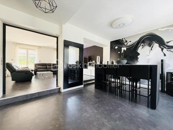 Belle Demeure – 5 chambres + Bureau – Suite parentale – Sous-sol total aménagé – Sans travaux – Dépendance aménagée  – Jardin sans vis-à-vis – DPE C

Idéal profession libérale, indépendant, artiste ou télétravail.

Située dans un secteur pavillonnaire recherché et paisible de Gournay-sur-Marne, à deux pas des bords de Marne, découvrez cette maison à vendre unique qui allie parfaitement vie de famille et activité professionnelle ou créative en toute sérénité.

L'atout majeur de cette propriété réside dans sa véritable dépendance indépendante de plus de 20 m² comprenant deux pièces et un WC. Parfaite pour accueillir un cabinet médical, un atelier de peinture ou de sculpture, un espace de loisir artistique ou un bureau au calme, elle permet de dissocier hermétiquement vie privée et vie professionnelle.

La maison principale se distingue par ses volumes et son excellent confort thermique avec un DPE classé en C. 

Au rez-de-chaussée, l'entrée dessert un double séjour lumineux, une salle à manger et une cuisine équipée conviviale. L'étage est dédié à l'espace nuit avec une suite parentale disposant de sa salle d'eau privative et WC, ainsi que deux autres chambres avec placard, une salle de bain et un WC, surmontées de combles aménagées et d'une mezzanine. 

Le sous-sol total aménagé est entièrement optimisé avec un accès PMR et propose une grande pièce de vie secondaire, une cuisine d'appoint, une buanderie, un bureau (pouvant servir de chambre d'appoint), une chambre supplémentaire et une salle de bain, WC. 

Au total, la maison principale compte ainsi ses 5 chambres et son bureau.

À l'extérieur, vous profiterez d’un superbe jardin exposé Sud-Est et entièrement sans vis-à-vis, édifié sur une belle parcelle close. 

En fond de parcelle, un garage indépendant et la possibilité de stationner plusieurs véhicules dans la propriété complètent cet ensemble. 

C'est un véritable havre de paix verdoyant, calme et intime, idéal pour vos moments de détente sur la terrasse.

Cette maison familiale très propre et soigneusement entretenue bénéficie d'un ravalement récent de moins de dix ans. 

Elle se situe à proximité immédiate des écoles, des commerces et des transports. 

Une opportunité rare sur le secteur pour concilier espace, confort et projet professionnel, artistique ou personnel.

Disponibilité des visites immédiate.

 Message à mes consoeurs et confrères, je suis ouverte à l’inter-cabinet.