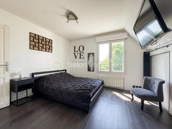 Belle Demeure – 5 chambres + Bureau – Suite parentale – Sous-sol total aménagé – Sans travaux – Dépendance aménagée  – Jardin sans vis-à-vis – DPE C

Idéal profession libérale, indépendant, artiste ou télétravail.

Située dans un secteur pavillonnaire recherché et paisible de Gournay-sur-Marne, à deux pas des bords de Marne, découvrez cette maison à vendre unique qui allie parfaitement vie de famille et activité professionnelle ou créative en toute sérénité.

L'atout majeur de cette propriété réside dans sa véritable dépendance indépendante de plus de 20 m² comprenant deux pièces et un WC. Parfaite pour accueillir un cabinet médical, un atelier de peinture ou de sculpture, un espace de loisir artistique ou un bureau au calme, elle permet de dissocier hermétiquement vie privée et vie professionnelle.

La maison principale se distingue par ses volumes et son excellent confort thermique avec un DPE classé en C. 

Au rez-de-chaussée, l'entrée dessert un double séjour lumineux, une salle à manger et une cuisine équipée conviviale. L'étage est dédié à l'espace nuit avec une suite parentale disposant de sa salle d'eau privative et WC, ainsi que deux autres chambres avec placard, une salle de bain et un WC, surmontées de combles aménagées et d'une mezzanine. 

Le sous-sol total aménagé est entièrement optimisé avec un accès PMR et propose une grande pièce de vie secondaire, une cuisine d'appoint, une buanderie, un bureau (pouvant servir de chambre d'appoint), une chambre supplémentaire et une salle de bain, WC. 

Au total, la maison principale compte ainsi ses 5 chambres et son bureau.

À l'extérieur, vous profiterez d’un superbe jardin exposé Sud-Est et entièrement sans vis-à-vis, édifié sur une belle parcelle close. 

En fond de parcelle, un garage indépendant et la possibilité de stationner plusieurs véhicules dans la propriété complètent cet ensemble. 

C'est un véritable havre de paix verdoyant, calme et intime, idéal pour vos moments de détente sur la terrasse.

Cette maison familiale très propre et soigneusement entretenue bénéficie d'un ravalement récent de moins de dix ans. 

Elle se situe à proximité immédiate des écoles, des commerces et des transports. 

Une opportunité rare sur le secteur pour concilier espace, confort et projet professionnel, artistique ou personnel.

Disponibilité des visites immédiate.

 Message à mes consoeurs et confrères, je suis ouverte à l’inter-cabinet.
