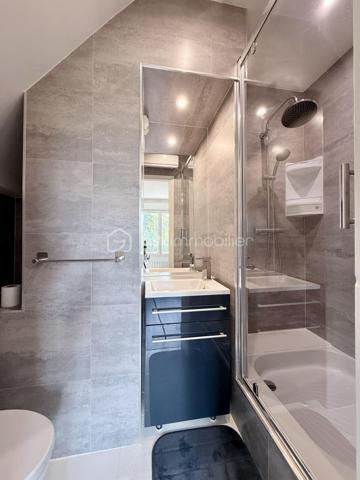 Belle Demeure – 5 chambres + Bureau – Suite parentale – Sous-sol total aménagé – Sans travaux – Dépendance aménagée  – Jardin sans vis-à-vis – DPE C

Idéal profession libérale, indépendant, artiste ou télétravail.

Située dans un secteur pavillonnaire recherché et paisible de Gournay-sur-Marne, à deux pas des bords de Marne, découvrez cette maison à vendre unique qui allie parfaitement vie de famille et activité professionnelle ou créative en toute sérénité.

L'atout majeur de cette propriété réside dans sa véritable dépendance indépendante de plus de 20 m² comprenant deux pièces et un WC. Parfaite pour accueillir un cabinet médical, un atelier de peinture ou de sculpture, un espace de loisir artistique ou un bureau au calme, elle permet de dissocier hermétiquement vie privée et vie professionnelle.

La maison principale se distingue par ses volumes et son excellent confort thermique avec un DPE classé en C. 

Au rez-de-chaussée, l'entrée dessert un double séjour lumineux, une salle à manger et une cuisine équipée conviviale. L'étage est dédié à l'espace nuit avec une suite parentale disposant de sa salle d'eau privative et WC, ainsi que deux autres chambres avec placard, une salle de bain et un WC, surmontées de combles aménagées et d'une mezzanine. 

Le sous-sol total aménagé est entièrement optimisé avec un accès PMR et propose une grande pièce de vie secondaire, une cuisine d'appoint, une buanderie, un bureau (pouvant servir de chambre d'appoint), une chambre supplémentaire et une salle de bain, WC. 

Au total, la maison principale compte ainsi ses 5 chambres et son bureau.

À l'extérieur, vous profiterez d’un superbe jardin exposé Sud-Est et entièrement sans vis-à-vis, édifié sur une belle parcelle close. 

En fond de parcelle, un garage indépendant et la possibilité de stationner plusieurs véhicules dans la propriété complètent cet ensemble. 

C'est un véritable havre de paix verdoyant, calme et intime, idéal pour vos moments de détente sur la terrasse.

Cette maison familiale très propre et soigneusement entretenue bénéficie d'un ravalement récent de moins de dix ans. 

Elle se situe à proximité immédiate des écoles, des commerces et des transports. 

Une opportunité rare sur le secteur pour concilier espace, confort et projet professionnel, artistique ou personnel.

Disponibilité des visites immédiate.

 Message à mes consoeurs et confrères, je suis ouverte à l’inter-cabinet.