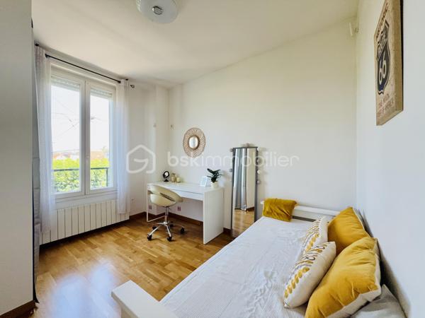 Belle Demeure – 5 chambres + Bureau – Suite parentale – Sous-sol total aménagé – Sans travaux – Dépendance aménagée  – Jardin sans vis-à-vis – DPE C

Idéal profession libérale, indépendant, artiste ou télétravail.

Située dans un secteur pavillonnaire recherché et paisible de Gournay-sur-Marne, à deux pas des bords de Marne, découvrez cette maison à vendre unique qui allie parfaitement vie de famille et activité professionnelle ou créative en toute sérénité.

L'atout majeur de cette propriété réside dans sa véritable dépendance indépendante de plus de 20 m² comprenant deux pièces et un WC. Parfaite pour accueillir un cabinet médical, un atelier de peinture ou de sculpture, un espace de loisir artistique ou un bureau au calme, elle permet de dissocier hermétiquement vie privée et vie professionnelle.

La maison principale se distingue par ses volumes et son excellent confort thermique avec un DPE classé en C. 

Au rez-de-chaussée, l'entrée dessert un double séjour lumineux, une salle à manger et une cuisine équipée conviviale. L'étage est dédié à l'espace nuit avec une suite parentale disposant de sa salle d'eau privative et WC, ainsi que deux autres chambres avec placard, une salle de bain et un WC, surmontées de combles aménagées et d'une mezzanine. 

Le sous-sol total aménagé est entièrement optimisé avec un accès PMR et propose une grande pièce de vie secondaire, une cuisine d'appoint, une buanderie, un bureau (pouvant servir de chambre d'appoint), une chambre supplémentaire et une salle de bain, WC. 

Au total, la maison principale compte ainsi ses 5 chambres et son bureau.

À l'extérieur, vous profiterez d’un superbe jardin exposé Sud-Est et entièrement sans vis-à-vis, édifié sur une belle parcelle close. 

En fond de parcelle, un garage indépendant et la possibilité de stationner plusieurs véhicules dans la propriété complètent cet ensemble. 

C'est un véritable havre de paix verdoyant, calme et intime, idéal pour vos moments de détente sur la terrasse.

Cette maison familiale très propre et soigneusement entretenue bénéficie d'un ravalement récent de moins de dix ans. 

Elle se situe à proximité immédiate des écoles, des commerces et des transports. 

Une opportunité rare sur le secteur pour concilier espace, confort et projet professionnel, artistique ou personnel.

Disponibilité des visites immédiate.

 Message à mes consoeurs et confrères, je suis ouverte à l’inter-cabinet.