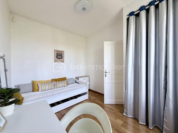 Belle Demeure – 5 chambres + Bureau – Suite parentale – Sous-sol total aménagé – Sans travaux – Dépendance aménagée  – Jardin sans vis-à-vis – DPE C

Idéal profession libérale, indépendant, artiste ou télétravail.

Située dans un secteur pavillonnaire recherché et paisible de Gournay-sur-Marne, à deux pas des bords de Marne, découvrez cette maison à vendre unique qui allie parfaitement vie de famille et activité professionnelle ou créative en toute sérénité.

L'atout majeur de cette propriété réside dans sa véritable dépendance indépendante de plus de 20 m² comprenant deux pièces et un WC. Parfaite pour accueillir un cabinet médical, un atelier de peinture ou de sculpture, un espace de loisir artistique ou un bureau au calme, elle permet de dissocier hermétiquement vie privée et vie professionnelle.

La maison principale se distingue par ses volumes et son excellent confort thermique avec un DPE classé en C. 

Au rez-de-chaussée, l'entrée dessert un double séjour lumineux, une salle à manger et une cuisine équipée conviviale. L'étage est dédié à l'espace nuit avec une suite parentale disposant de sa salle d'eau privative et WC, ainsi que deux autres chambres avec placard, une salle de bain et un WC, surmontées de combles aménagées et d'une mezzanine. 

Le sous-sol total aménagé est entièrement optimisé avec un accès PMR et propose une grande pièce de vie secondaire, une cuisine d'appoint, une buanderie, un bureau (pouvant servir de chambre d'appoint), une chambre supplémentaire et une salle de bain, WC. 

Au total, la maison principale compte ainsi ses 5 chambres et son bureau.

À l'extérieur, vous profiterez d’un superbe jardin exposé Sud-Est et entièrement sans vis-à-vis, édifié sur une belle parcelle close. 

En fond de parcelle, un garage indépendant et la possibilité de stationner plusieurs véhicules dans la propriété complètent cet ensemble. 

C'est un véritable havre de paix verdoyant, calme et intime, idéal pour vos moments de détente sur la terrasse.

Cette maison familiale très propre et soigneusement entretenue bénéficie d'un ravalement récent de moins de dix ans. 

Elle se situe à proximité immédiate des écoles, des commerces et des transports. 

Une opportunité rare sur le secteur pour concilier espace, confort et projet professionnel, artistique ou personnel.

Disponibilité des visites immédiate.

 Message à mes consoeurs et confrères, je suis ouverte à l’inter-cabinet.