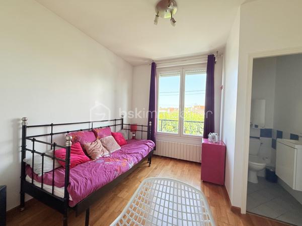 Belle Demeure – 5 chambres + Bureau – Suite parentale – Sous-sol total aménagé – Sans travaux – Dépendance aménagée  – Jardin sans vis-à-vis – DPE C

Idéal profession libérale, indépendant, artiste ou télétravail.

Située dans un secteur pavillonnaire recherché et paisible de Gournay-sur-Marne, à deux pas des bords de Marne, découvrez cette maison à vendre unique qui allie parfaitement vie de famille et activité professionnelle ou créative en toute sérénité.

L'atout majeur de cette propriété réside dans sa véritable dépendance indépendante de plus de 20 m² comprenant deux pièces et un WC. Parfaite pour accueillir un cabinet médical, un atelier de peinture ou de sculpture, un espace de loisir artistique ou un bureau au calme, elle permet de dissocier hermétiquement vie privée et vie professionnelle.

La maison principale se distingue par ses volumes et son excellent confort thermique avec un DPE classé en C. 

Au rez-de-chaussée, l'entrée dessert un double séjour lumineux, une salle à manger et une cuisine équipée conviviale. L'étage est dédié à l'espace nuit avec une suite parentale disposant de sa salle d'eau privative et WC, ainsi que deux autres chambres avec placard, une salle de bain et un WC, surmontées de combles aménagées et d'une mezzanine. 

Le sous-sol total aménagé est entièrement optimisé avec un accès PMR et propose une grande pièce de vie secondaire, une cuisine d'appoint, une buanderie, un bureau (pouvant servir de chambre d'appoint), une chambre supplémentaire et une salle de bain, WC. 

Au total, la maison principale compte ainsi ses 5 chambres et son bureau.

À l'extérieur, vous profiterez d’un superbe jardin exposé Sud-Est et entièrement sans vis-à-vis, édifié sur une belle parcelle close. 

En fond de parcelle, un garage indépendant et la possibilité de stationner plusieurs véhicules dans la propriété complètent cet ensemble. 

C'est un véritable havre de paix verdoyant, calme et intime, idéal pour vos moments de détente sur la terrasse.

Cette maison familiale très propre et soigneusement entretenue bénéficie d'un ravalement récent de moins de dix ans. 

Elle se situe à proximité immédiate des écoles, des commerces et des transports. 

Une opportunité rare sur le secteur pour concilier espace, confort et projet professionnel, artistique ou personnel.

Disponibilité des visites immédiate.

 Message à mes consoeurs et confrères, je suis ouverte à l’inter-cabinet.