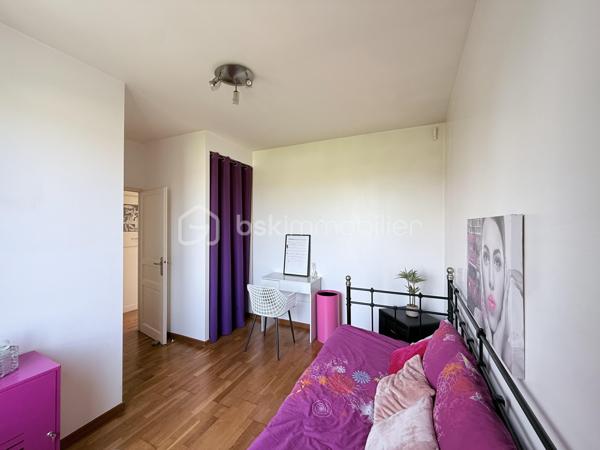 Belle Demeure – 5 chambres + Bureau – Suite parentale – Sous-sol total aménagé – Sans travaux – Dépendance aménagée  – Jardin sans vis-à-vis – DPE C

Idéal profession libérale, indépendant, artiste ou télétravail.

Située dans un secteur pavillonnaire recherché et paisible de Gournay-sur-Marne, à deux pas des bords de Marne, découvrez cette maison à vendre unique qui allie parfaitement vie de famille et activité professionnelle ou créative en toute sérénité.

L'atout majeur de cette propriété réside dans sa véritable dépendance indépendante de plus de 20 m² comprenant deux pièces et un WC. Parfaite pour accueillir un cabinet médical, un atelier de peinture ou de sculpture, un espace de loisir artistique ou un bureau au calme, elle permet de dissocier hermétiquement vie privée et vie professionnelle.

La maison principale se distingue par ses volumes et son excellent confort thermique avec un DPE classé en C. 

Au rez-de-chaussée, l'entrée dessert un double séjour lumineux, une salle à manger et une cuisine équipée conviviale. L'étage est dédié à l'espace nuit avec une suite parentale disposant de sa salle d'eau privative et WC, ainsi que deux autres chambres avec placard, une salle de bain et un WC, surmontées de combles aménagées et d'une mezzanine. 

Le sous-sol total aménagé est entièrement optimisé avec un accès PMR et propose une grande pièce de vie secondaire, une cuisine d'appoint, une buanderie, un bureau (pouvant servir de chambre d'appoint), une chambre supplémentaire et une salle de bain, WC. 

Au total, la maison principale compte ainsi ses 5 chambres et son bureau.

À l'extérieur, vous profiterez d’un superbe jardin exposé Sud-Est et entièrement sans vis-à-vis, édifié sur une belle parcelle close. 

En fond de parcelle, un garage indépendant et la possibilité de stationner plusieurs véhicules dans la propriété complètent cet ensemble. 

C'est un véritable havre de paix verdoyant, calme et intime, idéal pour vos moments de détente sur la terrasse.

Cette maison familiale très propre et soigneusement entretenue bénéficie d'un ravalement récent de moins de dix ans. 

Elle se situe à proximité immédiate des écoles, des commerces et des transports. 

Une opportunité rare sur le secteur pour concilier espace, confort et projet professionnel, artistique ou personnel.

Disponibilité des visites immédiate.

 Message à mes consoeurs et confrères, je suis ouverte à l’inter-cabinet.