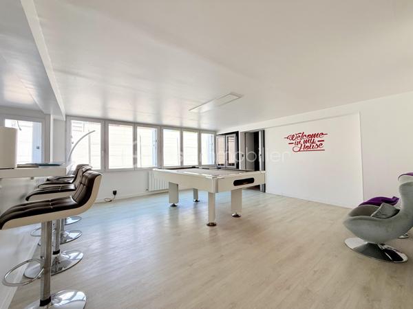 Belle Demeure – 5 chambres + Bureau – Suite parentale – Sous-sol total aménagé – Sans travaux – Dépendance aménagée  – Jardin sans vis-à-vis – DPE C

Idéal profession libérale, indépendant, artiste ou télétravail.

Située dans un secteur pavillonnaire recherché et paisible de Gournay-sur-Marne, à deux pas des bords de Marne, découvrez cette maison à vendre unique qui allie parfaitement vie de famille et activité professionnelle ou créative en toute sérénité.

L'atout majeur de cette propriété réside dans sa véritable dépendance indépendante de plus de 20 m² comprenant deux pièces et un WC. Parfaite pour accueillir un cabinet médical, un atelier de peinture ou de sculpture, un espace de loisir artistique ou un bureau au calme, elle permet de dissocier hermétiquement vie privée et vie professionnelle.

La maison principale se distingue par ses volumes et son excellent confort thermique avec un DPE classé en C. 

Au rez-de-chaussée, l'entrée dessert un double séjour lumineux, une salle à manger et une cuisine équipée conviviale. L'étage est dédié à l'espace nuit avec une suite parentale disposant de sa salle d'eau privative et WC, ainsi que deux autres chambres avec placard, une salle de bain et un WC, surmontées de combles aménagées et d'une mezzanine. 

Le sous-sol total aménagé est entièrement optimisé avec un accès PMR et propose une grande pièce de vie secondaire, une cuisine d'appoint, une buanderie, un bureau (pouvant servir de chambre d'appoint), une chambre supplémentaire et une salle de bain, WC. 

Au total, la maison principale compte ainsi ses 5 chambres et son bureau.

À l'extérieur, vous profiterez d’un superbe jardin exposé Sud-Est et entièrement sans vis-à-vis, édifié sur une belle parcelle close. 

En fond de parcelle, un garage indépendant et la possibilité de stationner plusieurs véhicules dans la propriété complètent cet ensemble. 

C'est un véritable havre de paix verdoyant, calme et intime, idéal pour vos moments de détente sur la terrasse.

Cette maison familiale très propre et soigneusement entretenue bénéficie d'un ravalement récent de moins de dix ans. 

Elle se situe à proximité immédiate des écoles, des commerces et des transports. 

Une opportunité rare sur le secteur pour concilier espace, confort et projet professionnel, artistique ou personnel.

Disponibilité des visites immédiate.

 Message à mes consoeurs et confrères, je suis ouverte à l’inter-cabinet.