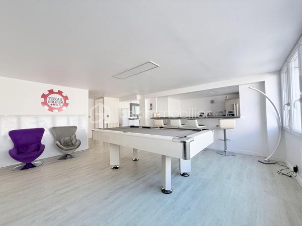 Belle Demeure – 5 chambres + Bureau – Suite parentale – Sous-sol total aménagé – Sans travaux – Dépendance aménagée  – Jardin sans vis-à-vis – DPE C

Idéal profession libérale, indépendant, artiste ou télétravail.

Située dans un secteur pavillonnaire recherché et paisible de Gournay-sur-Marne, à deux pas des bords de Marne, découvrez cette maison à vendre unique qui allie parfaitement vie de famille et activité professionnelle ou créative en toute sérénité.

L'atout majeur de cette propriété réside dans sa véritable dépendance indépendante de plus de 20 m² comprenant deux pièces et un WC. Parfaite pour accueillir un cabinet médical, un atelier de peinture ou de sculpture, un espace de loisir artistique ou un bureau au calme, elle permet de dissocier hermétiquement vie privée et vie professionnelle.

La maison principale se distingue par ses volumes et son excellent confort thermique avec un DPE classé en C. 

Au rez-de-chaussée, l'entrée dessert un double séjour lumineux, une salle à manger et une cuisine équipée conviviale. L'étage est dédié à l'espace nuit avec une suite parentale disposant de sa salle d'eau privative et WC, ainsi que deux autres chambres avec placard, une salle de bain et un WC, surmontées de combles aménagées et d'une mezzanine. 

Le sous-sol total aménagé est entièrement optimisé avec un accès PMR et propose une grande pièce de vie secondaire, une cuisine d'appoint, une buanderie, un bureau (pouvant servir de chambre d'appoint), une chambre supplémentaire et une salle de bain, WC. 

Au total, la maison principale compte ainsi ses 5 chambres et son bureau.

À l'extérieur, vous profiterez d’un superbe jardin exposé Sud-Est et entièrement sans vis-à-vis, édifié sur une belle parcelle close. 

En fond de parcelle, un garage indépendant et la possibilité de stationner plusieurs véhicules dans la propriété complètent cet ensemble. 

C'est un véritable havre de paix verdoyant, calme et intime, idéal pour vos moments de détente sur la terrasse.

Cette maison familiale très propre et soigneusement entretenue bénéficie d'un ravalement récent de moins de dix ans. 

Elle se situe à proximité immédiate des écoles, des commerces et des transports. 

Une opportunité rare sur le secteur pour concilier espace, confort et projet professionnel, artistique ou personnel.

Disponibilité des visites immédiate.

 Message à mes consoeurs et confrères, je suis ouverte à l’inter-cabinet.