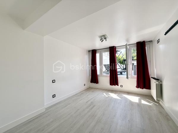 Belle Demeure – 5 chambres + Bureau – Suite parentale – Sous-sol total aménagé – Sans travaux – Dépendance aménagée  – Jardin sans vis-à-vis – DPE C

Idéal profession libérale, indépendant, artiste ou télétravail.

Située dans un secteur pavillonnaire recherché et paisible de Gournay-sur-Marne, à deux pas des bords de Marne, découvrez cette maison à vendre unique qui allie parfaitement vie de famille et activité professionnelle ou créative en toute sérénité.

L'atout majeur de cette propriété réside dans sa véritable dépendance indépendante de plus de 20 m² comprenant deux pièces et un WC. Parfaite pour accueillir un cabinet médical, un atelier de peinture ou de sculpture, un espace de loisir artistique ou un bureau au calme, elle permet de dissocier hermétiquement vie privée et vie professionnelle.

La maison principale se distingue par ses volumes et son excellent confort thermique avec un DPE classé en C. 

Au rez-de-chaussée, l'entrée dessert un double séjour lumineux, une salle à manger et une cuisine équipée conviviale. L'étage est dédié à l'espace nuit avec une suite parentale disposant de sa salle d'eau privative et WC, ainsi que deux autres chambres avec placard, une salle de bain et un WC, surmontées de combles aménagées et d'une mezzanine. 

Le sous-sol total aménagé est entièrement optimisé avec un accès PMR et propose une grande pièce de vie secondaire, une cuisine d'appoint, une buanderie, un bureau (pouvant servir de chambre d'appoint), une chambre supplémentaire et une salle de bain, WC. 

Au total, la maison principale compte ainsi ses 5 chambres et son bureau.

À l'extérieur, vous profiterez d’un superbe jardin exposé Sud-Est et entièrement sans vis-à-vis, édifié sur une belle parcelle close. 

En fond de parcelle, un garage indépendant et la possibilité de stationner plusieurs véhicules dans la propriété complètent cet ensemble. 

C'est un véritable havre de paix verdoyant, calme et intime, idéal pour vos moments de détente sur la terrasse.

Cette maison familiale très propre et soigneusement entretenue bénéficie d'un ravalement récent de moins de dix ans. 

Elle se situe à proximité immédiate des écoles, des commerces et des transports. 

Une opportunité rare sur le secteur pour concilier espace, confort et projet professionnel, artistique ou personnel.

Disponibilité des visites immédiate.

 Message à mes consoeurs et confrères, je suis ouverte à l’inter-cabinet.
