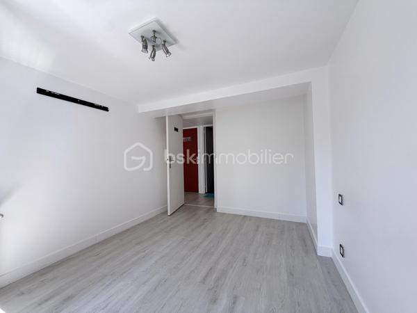 Belle Demeure – 5 chambres + Bureau – Suite parentale – Sous-sol total aménagé – Sans travaux – Dépendance aménagée  – Jardin sans vis-à-vis – DPE C

Idéal profession libérale, indépendant, artiste ou télétravail.

Située dans un secteur pavillonnaire recherché et paisible de Gournay-sur-Marne, à deux pas des bords de Marne, découvrez cette maison à vendre unique qui allie parfaitement vie de famille et activité professionnelle ou créative en toute sérénité.

L'atout majeur de cette propriété réside dans sa véritable dépendance indépendante de plus de 20 m² comprenant deux pièces et un WC. Parfaite pour accueillir un cabinet médical, un atelier de peinture ou de sculpture, un espace de loisir artistique ou un bureau au calme, elle permet de dissocier hermétiquement vie privée et vie professionnelle.

La maison principale se distingue par ses volumes et son excellent confort thermique avec un DPE classé en C. 

Au rez-de-chaussée, l'entrée dessert un double séjour lumineux, une salle à manger et une cuisine équipée conviviale. L'étage est dédié à l'espace nuit avec une suite parentale disposant de sa salle d'eau privative et WC, ainsi que deux autres chambres avec placard, une salle de bain et un WC, surmontées de combles aménagées et d'une mezzanine. 

Le sous-sol total aménagé est entièrement optimisé avec un accès PMR et propose une grande pièce de vie secondaire, une cuisine d'appoint, une buanderie, un bureau (pouvant servir de chambre d'appoint), une chambre supplémentaire et une salle de bain, WC. 

Au total, la maison principale compte ainsi ses 5 chambres et son bureau.

À l'extérieur, vous profiterez d’un superbe jardin exposé Sud-Est et entièrement sans vis-à-vis, édifié sur une belle parcelle close. 

En fond de parcelle, un garage indépendant et la possibilité de stationner plusieurs véhicules dans la propriété complètent cet ensemble. 

C'est un véritable havre de paix verdoyant, calme et intime, idéal pour vos moments de détente sur la terrasse.

Cette maison familiale très propre et soigneusement entretenue bénéficie d'un ravalement récent de moins de dix ans. 

Elle se situe à proximité immédiate des écoles, des commerces et des transports. 

Une opportunité rare sur le secteur pour concilier espace, confort et projet professionnel, artistique ou personnel.

Disponibilité des visites immédiate.

 Message à mes consoeurs et confrères, je suis ouverte à l’inter-cabinet.