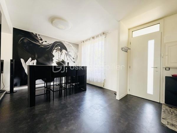 Belle Demeure – 5 chambres + Bureau – Suite parentale – Sous-sol total aménagé – Sans travaux – Dépendance aménagée  – Jardin sans vis-à-vis – DPE C

Idéal profession libérale, indépendant, artiste ou télétravail.

Située dans un secteur pavillonnaire recherché et paisible de Gournay-sur-Marne, à deux pas des bords de Marne, découvrez cette maison à vendre unique qui allie parfaitement vie de famille et activité professionnelle ou créative en toute sérénité.

L'atout majeur de cette propriété réside dans sa véritable dépendance indépendante de plus de 20 m² comprenant deux pièces et un WC. Parfaite pour accueillir un cabinet médical, un atelier de peinture ou de sculpture, un espace de loisir artistique ou un bureau au calme, elle permet de dissocier hermétiquement vie privée et vie professionnelle.

La maison principale se distingue par ses volumes et son excellent confort thermique avec un DPE classé en C. 

Au rez-de-chaussée, l'entrée dessert un double séjour lumineux, une salle à manger et une cuisine équipée conviviale. L'étage est dédié à l'espace nuit avec une suite parentale disposant de sa salle d'eau privative et WC, ainsi que deux autres chambres avec placard, une salle de bain et un WC, surmontées de combles aménagées et d'une mezzanine. 

Le sous-sol total aménagé est entièrement optimisé avec un accès PMR et propose une grande pièce de vie secondaire, une cuisine d'appoint, une buanderie, un bureau (pouvant servir de chambre d'appoint), une chambre supplémentaire et une salle de bain, WC. 

Au total, la maison principale compte ainsi ses 5 chambres et son bureau.

À l'extérieur, vous profiterez d’un superbe jardin exposé Sud-Est et entièrement sans vis-à-vis, édifié sur une belle parcelle close. 

En fond de parcelle, un garage indépendant et la possibilité de stationner plusieurs véhicules dans la propriété complètent cet ensemble. 

C'est un véritable havre de paix verdoyant, calme et intime, idéal pour vos moments de détente sur la terrasse.

Cette maison familiale très propre et soigneusement entretenue bénéficie d'un ravalement récent de moins de dix ans. 

Elle se situe à proximité immédiate des écoles, des commerces et des transports. 

Une opportunité rare sur le secteur pour concilier espace, confort et projet professionnel, artistique ou personnel.

Disponibilité des visites immédiate.

 Message à mes consoeurs et confrères, je suis ouverte à l’inter-cabinet.