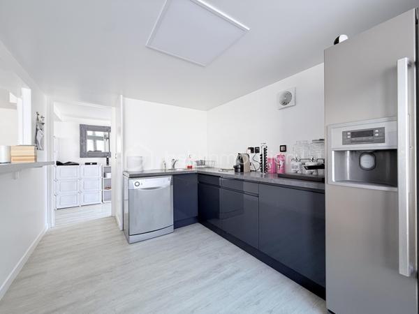 Belle Demeure – 5 chambres + Bureau – Suite parentale – Sous-sol total aménagé – Sans travaux – Dépendance aménagée  – Jardin sans vis-à-vis – DPE C

Idéal profession libérale, indépendant, artiste ou télétravail.

Située dans un secteur pavillonnaire recherché et paisible de Gournay-sur-Marne, à deux pas des bords de Marne, découvrez cette maison à vendre unique qui allie parfaitement vie de famille et activité professionnelle ou créative en toute sérénité.

L'atout majeur de cette propriété réside dans sa véritable dépendance indépendante de plus de 20 m² comprenant deux pièces et un WC. Parfaite pour accueillir un cabinet médical, un atelier de peinture ou de sculpture, un espace de loisir artistique ou un bureau au calme, elle permet de dissocier hermétiquement vie privée et vie professionnelle.

La maison principale se distingue par ses volumes et son excellent confort thermique avec un DPE classé en C. 

Au rez-de-chaussée, l'entrée dessert un double séjour lumineux, une salle à manger et une cuisine équipée conviviale. L'étage est dédié à l'espace nuit avec une suite parentale disposant de sa salle d'eau privative et WC, ainsi que deux autres chambres avec placard, une salle de bain et un WC, surmontées de combles aménagées et d'une mezzanine. 

Le sous-sol total aménagé est entièrement optimisé avec un accès PMR et propose une grande pièce de vie secondaire, une cuisine d'appoint, une buanderie, un bureau (pouvant servir de chambre d'appoint), une chambre supplémentaire et une salle de bain, WC. 

Au total, la maison principale compte ainsi ses 5 chambres et son bureau.

À l'extérieur, vous profiterez d’un superbe jardin exposé Sud-Est et entièrement sans vis-à-vis, édifié sur une belle parcelle close. 

En fond de parcelle, un garage indépendant et la possibilité de stationner plusieurs véhicules dans la propriété complètent cet ensemble. 

C'est un véritable havre de paix verdoyant, calme et intime, idéal pour vos moments de détente sur la terrasse.

Cette maison familiale très propre et soigneusement entretenue bénéficie d'un ravalement récent de moins de dix ans. 

Elle se situe à proximité immédiate des écoles, des commerces et des transports. 

Une opportunité rare sur le secteur pour concilier espace, confort et projet professionnel, artistique ou personnel.

Disponibilité des visites immédiate.

 Message à mes consoeurs et confrères, je suis ouverte à l’inter-cabinet.