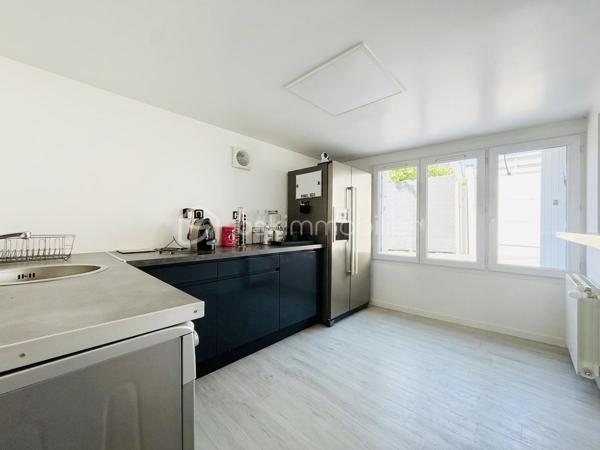 Belle Demeure – 5 chambres + Bureau – Suite parentale – Sous-sol total aménagé – Sans travaux – Dépendance aménagée  – Jardin sans vis-à-vis – DPE C

Idéal profession libérale, indépendant, artiste ou télétravail.

Située dans un secteur pavillonnaire recherché et paisible de Gournay-sur-Marne, à deux pas des bords de Marne, découvrez cette maison à vendre unique qui allie parfaitement vie de famille et activité professionnelle ou créative en toute sérénité.

L'atout majeur de cette propriété réside dans sa véritable dépendance indépendante de plus de 20 m² comprenant deux pièces et un WC. Parfaite pour accueillir un cabinet médical, un atelier de peinture ou de sculpture, un espace de loisir artistique ou un bureau au calme, elle permet de dissocier hermétiquement vie privée et vie professionnelle.

La maison principale se distingue par ses volumes et son excellent confort thermique avec un DPE classé en C. 

Au rez-de-chaussée, l'entrée dessert un double séjour lumineux, une salle à manger et une cuisine équipée conviviale. L'étage est dédié à l'espace nuit avec une suite parentale disposant de sa salle d'eau privative et WC, ainsi que deux autres chambres avec placard, une salle de bain et un WC, surmontées de combles aménagées et d'une mezzanine. 

Le sous-sol total aménagé est entièrement optimisé avec un accès PMR et propose une grande pièce de vie secondaire, une cuisine d'appoint, une buanderie, un bureau (pouvant servir de chambre d'appoint), une chambre supplémentaire et une salle de bain, WC. 

Au total, la maison principale compte ainsi ses 5 chambres et son bureau.

À l'extérieur, vous profiterez d’un superbe jardin exposé Sud-Est et entièrement sans vis-à-vis, édifié sur une belle parcelle close. 

En fond de parcelle, un garage indépendant et la possibilité de stationner plusieurs véhicules dans la propriété complètent cet ensemble. 

C'est un véritable havre de paix verdoyant, calme et intime, idéal pour vos moments de détente sur la terrasse.

Cette maison familiale très propre et soigneusement entretenue bénéficie d'un ravalement récent de moins de dix ans. 

Elle se situe à proximité immédiate des écoles, des commerces et des transports. 

Une opportunité rare sur le secteur pour concilier espace, confort et projet professionnel, artistique ou personnel.

Disponibilité des visites immédiate.

 Message à mes consoeurs et confrères, je suis ouverte à l’inter-cabinet.