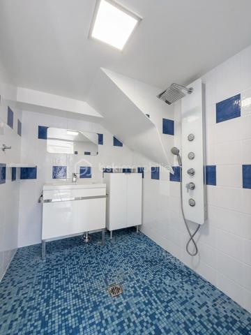 Belle Demeure – 5 chambres + Bureau – Suite parentale – Sous-sol total aménagé – Sans travaux – Dépendance aménagée  – Jardin sans vis-à-vis – DPE C

Idéal profession libérale, indépendant, artiste ou télétravail.

Située dans un secteur pavillonnaire recherché et paisible de Gournay-sur-Marne, à deux pas des bords de Marne, découvrez cette maison à vendre unique qui allie parfaitement vie de famille et activité professionnelle ou créative en toute sérénité.

L'atout majeur de cette propriété réside dans sa véritable dépendance indépendante de plus de 20 m² comprenant deux pièces et un WC. Parfaite pour accueillir un cabinet médical, un atelier de peinture ou de sculpture, un espace de loisir artistique ou un bureau au calme, elle permet de dissocier hermétiquement vie privée et vie professionnelle.

La maison principale se distingue par ses volumes et son excellent confort thermique avec un DPE classé en C. 

Au rez-de-chaussée, l'entrée dessert un double séjour lumineux, une salle à manger et une cuisine équipée conviviale. L'étage est dédié à l'espace nuit avec une suite parentale disposant de sa salle d'eau privative et WC, ainsi que deux autres chambres avec placard, une salle de bain et un WC, surmontées de combles aménagées et d'une mezzanine. 

Le sous-sol total aménagé est entièrement optimisé avec un accès PMR et propose une grande pièce de vie secondaire, une cuisine d'appoint, une buanderie, un bureau (pouvant servir de chambre d'appoint), une chambre supplémentaire et une salle de bain, WC. 

Au total, la maison principale compte ainsi ses 5 chambres et son bureau.

À l'extérieur, vous profiterez d’un superbe jardin exposé Sud-Est et entièrement sans vis-à-vis, édifié sur une belle parcelle close. 

En fond de parcelle, un garage indépendant et la possibilité de stationner plusieurs véhicules dans la propriété complètent cet ensemble. 

C'est un véritable havre de paix verdoyant, calme et intime, idéal pour vos moments de détente sur la terrasse.

Cette maison familiale très propre et soigneusement entretenue bénéficie d'un ravalement récent de moins de dix ans. 

Elle se situe à proximité immédiate des écoles, des commerces et des transports. 

Une opportunité rare sur le secteur pour concilier espace, confort et projet professionnel, artistique ou personnel.

Disponibilité des visites immédiate.

 Message à mes consoeurs et confrères, je suis ouverte à l’inter-cabinet.