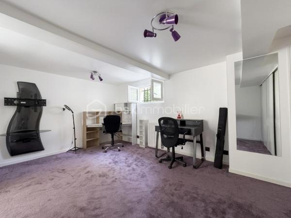 Belle Demeure – 5 chambres + Bureau – Suite parentale – Sous-sol total aménagé – Sans travaux – Dépendance aménagée  – Jardin sans vis-à-vis – DPE C

Idéal profession libérale, indépendant, artiste ou télétravail.

Située dans un secteur pavillonnaire recherché et paisible de Gournay-sur-Marne, à deux pas des bords de Marne, découvrez cette maison à vendre unique qui allie parfaitement vie de famille et activité professionnelle ou créative en toute sérénité.

L'atout majeur de cette propriété réside dans sa véritable dépendance indépendante de plus de 20 m² comprenant deux pièces et un WC. Parfaite pour accueillir un cabinet médical, un atelier de peinture ou de sculpture, un espace de loisir artistique ou un bureau au calme, elle permet de dissocier hermétiquement vie privée et vie professionnelle.

La maison principale se distingue par ses volumes et son excellent confort thermique avec un DPE classé en C. 

Au rez-de-chaussée, l'entrée dessert un double séjour lumineux, une salle à manger et une cuisine équipée conviviale. L'étage est dédié à l'espace nuit avec une suite parentale disposant de sa salle d'eau privative et WC, ainsi que deux autres chambres avec placard, une salle de bain et un WC, surmontées de combles aménagées et d'une mezzanine. 

Le sous-sol total aménagé est entièrement optimisé avec un accès PMR et propose une grande pièce de vie secondaire, une cuisine d'appoint, une buanderie, un bureau (pouvant servir de chambre d'appoint), une chambre supplémentaire et une salle de bain, WC. 

Au total, la maison principale compte ainsi ses 5 chambres et son bureau.

À l'extérieur, vous profiterez d’un superbe jardin exposé Sud-Est et entièrement sans vis-à-vis, édifié sur une belle parcelle close. 

En fond de parcelle, un garage indépendant et la possibilité de stationner plusieurs véhicules dans la propriété complètent cet ensemble. 

C'est un véritable havre de paix verdoyant, calme et intime, idéal pour vos moments de détente sur la terrasse.

Cette maison familiale très propre et soigneusement entretenue bénéficie d'un ravalement récent de moins de dix ans. 

Elle se situe à proximité immédiate des écoles, des commerces et des transports. 

Une opportunité rare sur le secteur pour concilier espace, confort et projet professionnel, artistique ou personnel.

Disponibilité des visites immédiate.

 Message à mes consoeurs et confrères, je suis ouverte à l’inter-cabinet.