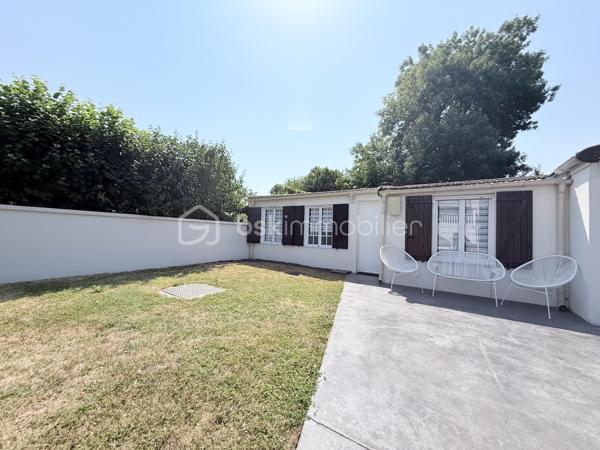 Belle Demeure – 5 chambres + Bureau – Suite parentale – Sous-sol total aménagé – Sans travaux – Dépendance aménagée  – Jardin sans vis-à-vis – DPE C

Idéal profession libérale, indépendant, artiste ou télétravail.

Située dans un secteur pavillonnaire recherché et paisible de Gournay-sur-Marne, à deux pas des bords de Marne, découvrez cette maison à vendre unique qui allie parfaitement vie de famille et activité professionnelle ou créative en toute sérénité.

L'atout majeur de cette propriété réside dans sa véritable dépendance indépendante de plus de 20 m² comprenant deux pièces et un WC. Parfaite pour accueillir un cabinet médical, un atelier de peinture ou de sculpture, un espace de loisir artistique ou un bureau au calme, elle permet de dissocier hermétiquement vie privée et vie professionnelle.

La maison principale se distingue par ses volumes et son excellent confort thermique avec un DPE classé en C. 

Au rez-de-chaussée, l'entrée dessert un double séjour lumineux, une salle à manger et une cuisine équipée conviviale. L'étage est dédié à l'espace nuit avec une suite parentale disposant de sa salle d'eau privative et WC, ainsi que deux autres chambres avec placard, une salle de bain et un WC, surmontées de combles aménagées et d'une mezzanine. 

Le sous-sol total aménagé est entièrement optimisé avec un accès PMR et propose une grande pièce de vie secondaire, une cuisine d'appoint, une buanderie, un bureau (pouvant servir de chambre d'appoint), une chambre supplémentaire et une salle de bain, WC. 

Au total, la maison principale compte ainsi ses 5 chambres et son bureau.

À l'extérieur, vous profiterez d’un superbe jardin exposé Sud-Est et entièrement sans vis-à-vis, édifié sur une belle parcelle close. 

En fond de parcelle, un garage indépendant et la possibilité de stationner plusieurs véhicules dans la propriété complètent cet ensemble. 

C'est un véritable havre de paix verdoyant, calme et intime, idéal pour vos moments de détente sur la terrasse.

Cette maison familiale très propre et soigneusement entretenue bénéficie d'un ravalement récent de moins de dix ans. 

Elle se situe à proximité immédiate des écoles, des commerces et des transports. 

Une opportunité rare sur le secteur pour concilier espace, confort et projet professionnel, artistique ou personnel.

Disponibilité des visites immédiate.

 Message à mes consoeurs et confrères, je suis ouverte à l’inter-cabinet.