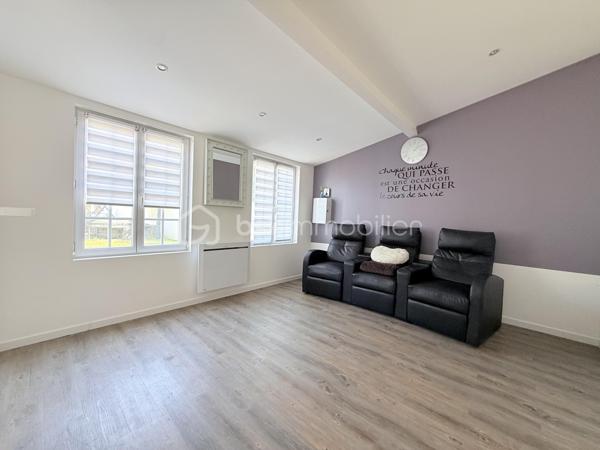 Belle Demeure – 5 chambres + Bureau – Suite parentale – Sous-sol total aménagé – Sans travaux – Dépendance aménagée  – Jardin sans vis-à-vis – DPE C

Idéal profession libérale, indépendant, artiste ou télétravail.

Située dans un secteur pavillonnaire recherché et paisible de Gournay-sur-Marne, à deux pas des bords de Marne, découvrez cette maison à vendre unique qui allie parfaitement vie de famille et activité professionnelle ou créative en toute sérénité.

L'atout majeur de cette propriété réside dans sa véritable dépendance indépendante de plus de 20 m² comprenant deux pièces et un WC. Parfaite pour accueillir un cabinet médical, un atelier de peinture ou de sculpture, un espace de loisir artistique ou un bureau au calme, elle permet de dissocier hermétiquement vie privée et vie professionnelle.

La maison principale se distingue par ses volumes et son excellent confort thermique avec un DPE classé en C. 

Au rez-de-chaussée, l'entrée dessert un double séjour lumineux, une salle à manger et une cuisine équipée conviviale. L'étage est dédié à l'espace nuit avec une suite parentale disposant de sa salle d'eau privative et WC, ainsi que deux autres chambres avec placard, une salle de bain et un WC, surmontées de combles aménagées et d'une mezzanine. 

Le sous-sol total aménagé est entièrement optimisé avec un accès PMR et propose une grande pièce de vie secondaire, une cuisine d'appoint, une buanderie, un bureau (pouvant servir de chambre d'appoint), une chambre supplémentaire et une salle de bain, WC. 

Au total, la maison principale compte ainsi ses 5 chambres et son bureau.

À l'extérieur, vous profiterez d’un superbe jardin exposé Sud-Est et entièrement sans vis-à-vis, édifié sur une belle parcelle close. 

En fond de parcelle, un garage indépendant et la possibilité de stationner plusieurs véhicules dans la propriété complètent cet ensemble. 

C'est un véritable havre de paix verdoyant, calme et intime, idéal pour vos moments de détente sur la terrasse.

Cette maison familiale très propre et soigneusement entretenue bénéficie d'un ravalement récent de moins de dix ans. 

Elle se situe à proximité immédiate des écoles, des commerces et des transports. 

Une opportunité rare sur le secteur pour concilier espace, confort et projet professionnel, artistique ou personnel.

Disponibilité des visites immédiate.

 Message à mes consoeurs et confrères, je suis ouverte à l’inter-cabinet.