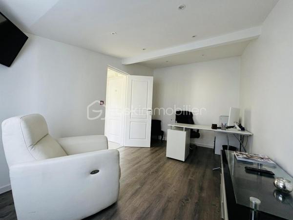 Belle Demeure – 5 chambres + Bureau – Suite parentale – Sous-sol total aménagé – Sans travaux – Dépendance aménagée  – Jardin sans vis-à-vis – DPE C

Idéal profession libérale, indépendant, artiste ou télétravail.

Située dans un secteur pavillonnaire recherché et paisible de Gournay-sur-Marne, à deux pas des bords de Marne, découvrez cette maison à vendre unique qui allie parfaitement vie de famille et activité professionnelle ou créative en toute sérénité.

L'atout majeur de cette propriété réside dans sa véritable dépendance indépendante de plus de 20 m² comprenant deux pièces et un WC. Parfaite pour accueillir un cabinet médical, un atelier de peinture ou de sculpture, un espace de loisir artistique ou un bureau au calme, elle permet de dissocier hermétiquement vie privée et vie professionnelle.

La maison principale se distingue par ses volumes et son excellent confort thermique avec un DPE classé en C. 

Au rez-de-chaussée, l'entrée dessert un double séjour lumineux, une salle à manger et une cuisine équipée conviviale. L'étage est dédié à l'espace nuit avec une suite parentale disposant de sa salle d'eau privative et WC, ainsi que deux autres chambres avec placard, une salle de bain et un WC, surmontées de combles aménagées et d'une mezzanine. 

Le sous-sol total aménagé est entièrement optimisé avec un accès PMR et propose une grande pièce de vie secondaire, une cuisine d'appoint, une buanderie, un bureau (pouvant servir de chambre d'appoint), une chambre supplémentaire et une salle de bain, WC. 

Au total, la maison principale compte ainsi ses 5 chambres et son bureau.

À l'extérieur, vous profiterez d’un superbe jardin exposé Sud-Est et entièrement sans vis-à-vis, édifié sur une belle parcelle close. 

En fond de parcelle, un garage indépendant et la possibilité de stationner plusieurs véhicules dans la propriété complètent cet ensemble. 

C'est un véritable havre de paix verdoyant, calme et intime, idéal pour vos moments de détente sur la terrasse.

Cette maison familiale très propre et soigneusement entretenue bénéficie d'un ravalement récent de moins de dix ans. 

Elle se situe à proximité immédiate des écoles, des commerces et des transports. 

Une opportunité rare sur le secteur pour concilier espace, confort et projet professionnel, artistique ou personnel.

Disponibilité des visites immédiate.

 Message à mes consoeurs et confrères, je suis ouverte à l’inter-cabinet.