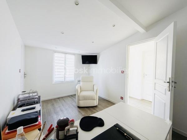 Belle Demeure – 5 chambres + Bureau – Suite parentale – Sous-sol total aménagé – Sans travaux – Dépendance aménagée  – Jardin sans vis-à-vis – DPE C

Idéal profession libérale, indépendant, artiste ou télétravail.

Située dans un secteur pavillonnaire recherché et paisible de Gournay-sur-Marne, à deux pas des bords de Marne, découvrez cette maison à vendre unique qui allie parfaitement vie de famille et activité professionnelle ou créative en toute sérénité.

L'atout majeur de cette propriété réside dans sa véritable dépendance indépendante de plus de 20 m² comprenant deux pièces et un WC. Parfaite pour accueillir un cabinet médical, un atelier de peinture ou de sculpture, un espace de loisir artistique ou un bureau au calme, elle permet de dissocier hermétiquement vie privée et vie professionnelle.

La maison principale se distingue par ses volumes et son excellent confort thermique avec un DPE classé en C. 

Au rez-de-chaussée, l'entrée dessert un double séjour lumineux, une salle à manger et une cuisine équipée conviviale. L'étage est dédié à l'espace nuit avec une suite parentale disposant de sa salle d'eau privative et WC, ainsi que deux autres chambres avec placard, une salle de bain et un WC, surmontées de combles aménagées et d'une mezzanine. 

Le sous-sol total aménagé est entièrement optimisé avec un accès PMR et propose une grande pièce de vie secondaire, une cuisine d'appoint, une buanderie, un bureau (pouvant servir de chambre d'appoint), une chambre supplémentaire et une salle de bain, WC. 

Au total, la maison principale compte ainsi ses 5 chambres et son bureau.

À l'extérieur, vous profiterez d’un superbe jardin exposé Sud-Est et entièrement sans vis-à-vis, édifié sur une belle parcelle close. 

En fond de parcelle, un garage indépendant et la possibilité de stationner plusieurs véhicules dans la propriété complètent cet ensemble. 

C'est un véritable havre de paix verdoyant, calme et intime, idéal pour vos moments de détente sur la terrasse.

Cette maison familiale très propre et soigneusement entretenue bénéficie d'un ravalement récent de moins de dix ans. 

Elle se situe à proximité immédiate des écoles, des commerces et des transports. 

Une opportunité rare sur le secteur pour concilier espace, confort et projet professionnel, artistique ou personnel.

Disponibilité des visites immédiate.

 Message à mes consoeurs et confrères, je suis ouverte à l’inter-cabinet.