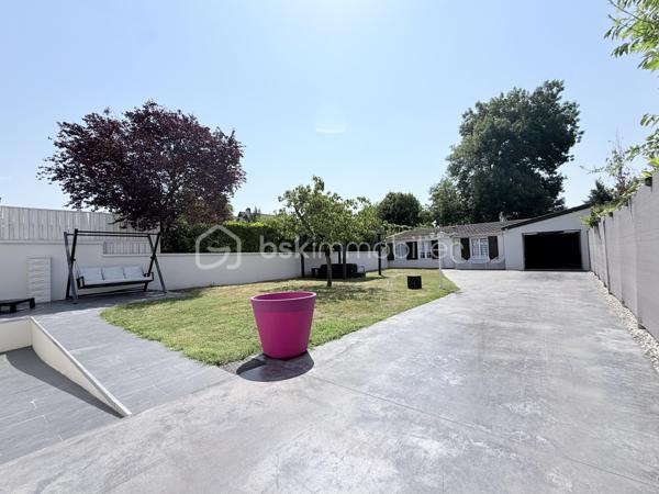 Belle Demeure – 5 chambres + Bureau – Suite parentale – Sous-sol total aménagé – Sans travaux – Dépendance aménagée  – Jardin sans vis-à-vis – DPE C

Idéal profession libérale, indépendant, artiste ou télétravail.

Située dans un secteur pavillonnaire recherché et paisible de Gournay-sur-Marne, à deux pas des bords de Marne, découvrez cette maison à vendre unique qui allie parfaitement vie de famille et activité professionnelle ou créative en toute sérénité.

L'atout majeur de cette propriété réside dans sa véritable dépendance indépendante de plus de 20 m² comprenant deux pièces et un WC. Parfaite pour accueillir un cabinet médical, un atelier de peinture ou de sculpture, un espace de loisir artistique ou un bureau au calme, elle permet de dissocier hermétiquement vie privée et vie professionnelle.

La maison principale se distingue par ses volumes et son excellent confort thermique avec un DPE classé en C. 

Au rez-de-chaussée, l'entrée dessert un double séjour lumineux, une salle à manger et une cuisine équipée conviviale. L'étage est dédié à l'espace nuit avec une suite parentale disposant de sa salle d'eau privative et WC, ainsi que deux autres chambres avec placard, une salle de bain et un WC, surmontées de combles aménagées et d'une mezzanine. 

Le sous-sol total aménagé est entièrement optimisé avec un accès PMR et propose une grande pièce de vie secondaire, une cuisine d'appoint, une buanderie, un bureau (pouvant servir de chambre d'appoint), une chambre supplémentaire et une salle de bain, WC. 

Au total, la maison principale compte ainsi ses 5 chambres et son bureau.

À l'extérieur, vous profiterez d’un superbe jardin exposé Sud-Est et entièrement sans vis-à-vis, édifié sur une belle parcelle close. 

En fond de parcelle, un garage indépendant et la possibilité de stationner plusieurs véhicules dans la propriété complètent cet ensemble. 

C'est un véritable havre de paix verdoyant, calme et intime, idéal pour vos moments de détente sur la terrasse.

Cette maison familiale très propre et soigneusement entretenue bénéficie d'un ravalement récent de moins de dix ans. 

Elle se situe à proximité immédiate des écoles, des commerces et des transports. 

Une opportunité rare sur le secteur pour concilier espace, confort et projet professionnel, artistique ou personnel.

Disponibilité des visites immédiate.

 Message à mes consoeurs et confrères, je suis ouverte à l’inter-cabinet.