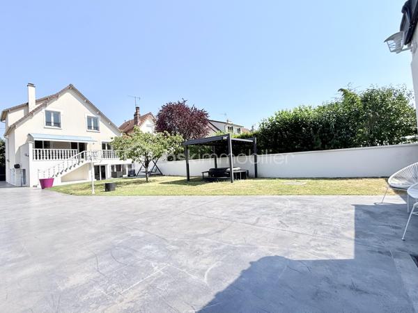 Belle Demeure – 5 chambres + Bureau – Suite parentale – Sous-sol total aménagé – Sans travaux – Dépendance aménagée  – Jardin sans vis-à-vis – DPE C

Idéal profession libérale, indépendant, artiste ou télétravail.

Située dans un secteur pavillonnaire recherché et paisible de Gournay-sur-Marne, à deux pas des bords de Marne, découvrez cette maison à vendre unique qui allie parfaitement vie de famille et activité professionnelle ou créative en toute sérénité.

L'atout majeur de cette propriété réside dans sa véritable dépendance indépendante de plus de 20 m² comprenant deux pièces et un WC. Parfaite pour accueillir un cabinet médical, un atelier de peinture ou de sculpture, un espace de loisir artistique ou un bureau au calme, elle permet de dissocier hermétiquement vie privée et vie professionnelle.

La maison principale se distingue par ses volumes et son excellent confort thermique avec un DPE classé en C. 

Au rez-de-chaussée, l'entrée dessert un double séjour lumineux, une salle à manger et une cuisine équipée conviviale. L'étage est dédié à l'espace nuit avec une suite parentale disposant de sa salle d'eau privative et WC, ainsi que deux autres chambres avec placard, une salle de bain et un WC, surmontées de combles aménagées et d'une mezzanine. 

Le sous-sol total aménagé est entièrement optimisé avec un accès PMR et propose une grande pièce de vie secondaire, une cuisine d'appoint, une buanderie, un bureau (pouvant servir de chambre d'appoint), une chambre supplémentaire et une salle de bain, WC. 

Au total, la maison principale compte ainsi ses 5 chambres et son bureau.

À l'extérieur, vous profiterez d’un superbe jardin exposé Sud-Est et entièrement sans vis-à-vis, édifié sur une belle parcelle close. 

En fond de parcelle, un garage indépendant et la possibilité de stationner plusieurs véhicules dans la propriété complètent cet ensemble. 

C'est un véritable havre de paix verdoyant, calme et intime, idéal pour vos moments de détente sur la terrasse.

Cette maison familiale très propre et soigneusement entretenue bénéficie d'un ravalement récent de moins de dix ans. 

Elle se situe à proximité immédiate des écoles, des commerces et des transports. 

Une opportunité rare sur le secteur pour concilier espace, confort et projet professionnel, artistique ou personnel.

Disponibilité des visites immédiate.

 Message à mes consoeurs et confrères, je suis ouverte à l’inter-cabinet.