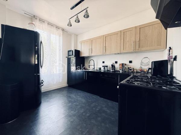 Belle Demeure – 5 chambres + Bureau – Suite parentale – Sous-sol total aménagé – Sans travaux – Dépendance aménagée  – Jardin sans vis-à-vis – DPE C

Idéal profession libérale, indépendant, artiste ou télétravail.

Située dans un secteur pavillonnaire recherché et paisible de Gournay-sur-Marne, à deux pas des bords de Marne, découvrez cette maison à vendre unique qui allie parfaitement vie de famille et activité professionnelle ou créative en toute sérénité.

L'atout majeur de cette propriété réside dans sa véritable dépendance indépendante de plus de 20 m² comprenant deux pièces et un WC. Parfaite pour accueillir un cabinet médical, un atelier de peinture ou de sculpture, un espace de loisir artistique ou un bureau au calme, elle permet de dissocier hermétiquement vie privée et vie professionnelle.

La maison principale se distingue par ses volumes et son excellent confort thermique avec un DPE classé en C. 

Au rez-de-chaussée, l'entrée dessert un double séjour lumineux, une salle à manger et une cuisine équipée conviviale. L'étage est dédié à l'espace nuit avec une suite parentale disposant de sa salle d'eau privative et WC, ainsi que deux autres chambres avec placard, une salle de bain et un WC, surmontées de combles aménagées et d'une mezzanine. 

Le sous-sol total aménagé est entièrement optimisé avec un accès PMR et propose une grande pièce de vie secondaire, une cuisine d'appoint, une buanderie, un bureau (pouvant servir de chambre d'appoint), une chambre supplémentaire et une salle de bain, WC. 

Au total, la maison principale compte ainsi ses 5 chambres et son bureau.

À l'extérieur, vous profiterez d’un superbe jardin exposé Sud-Est et entièrement sans vis-à-vis, édifié sur une belle parcelle close. 

En fond de parcelle, un garage indépendant et la possibilité de stationner plusieurs véhicules dans la propriété complètent cet ensemble. 

C'est un véritable havre de paix verdoyant, calme et intime, idéal pour vos moments de détente sur la terrasse.

Cette maison familiale très propre et soigneusement entretenue bénéficie d'un ravalement récent de moins de dix ans. 

Elle se situe à proximité immédiate des écoles, des commerces et des transports. 

Une opportunité rare sur le secteur pour concilier espace, confort et projet professionnel, artistique ou personnel.

Disponibilité des visites immédiate.

 Message à mes consoeurs et confrères, je suis ouverte à l’inter-cabinet.