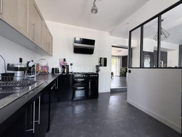 Belle Demeure – 5 chambres + Bureau – Suite parentale – Sous-sol total aménagé – Sans travaux – Dépendance aménagée  – Jardin sans vis-à-vis – DPE C

Idéal profession libérale, indépendant, artiste ou télétravail.

Située dans un secteur pavillonnaire recherché et paisible de Gournay-sur-Marne, à deux pas des bords de Marne, découvrez cette maison à vendre unique qui allie parfaitement vie de famille et activité professionnelle ou créative en toute sérénité.

L'atout majeur de cette propriété réside dans sa véritable dépendance indépendante de plus de 20 m² comprenant deux pièces et un WC. Parfaite pour accueillir un cabinet médical, un atelier de peinture ou de sculpture, un espace de loisir artistique ou un bureau au calme, elle permet de dissocier hermétiquement vie privée et vie professionnelle.

La maison principale se distingue par ses volumes et son excellent confort thermique avec un DPE classé en C. 

Au rez-de-chaussée, l'entrée dessert un double séjour lumineux, une salle à manger et une cuisine équipée conviviale. L'étage est dédié à l'espace nuit avec une suite parentale disposant de sa salle d'eau privative et WC, ainsi que deux autres chambres avec placard, une salle de bain et un WC, surmontées de combles aménagées et d'une mezzanine. 

Le sous-sol total aménagé est entièrement optimisé avec un accès PMR et propose une grande pièce de vie secondaire, une cuisine d'appoint, une buanderie, un bureau (pouvant servir de chambre d'appoint), une chambre supplémentaire et une salle de bain, WC. 

Au total, la maison principale compte ainsi ses 5 chambres et son bureau.

À l'extérieur, vous profiterez d’un superbe jardin exposé Sud-Est et entièrement sans vis-à-vis, édifié sur une belle parcelle close. 

En fond de parcelle, un garage indépendant et la possibilité de stationner plusieurs véhicules dans la propriété complètent cet ensemble. 

C'est un véritable havre de paix verdoyant, calme et intime, idéal pour vos moments de détente sur la terrasse.

Cette maison familiale très propre et soigneusement entretenue bénéficie d'un ravalement récent de moins de dix ans. 

Elle se situe à proximité immédiate des écoles, des commerces et des transports. 

Une opportunité rare sur le secteur pour concilier espace, confort et projet professionnel, artistique ou personnel.

Disponibilité des visites immédiate.

 Message à mes consoeurs et confrères, je suis ouverte à l’inter-cabinet.