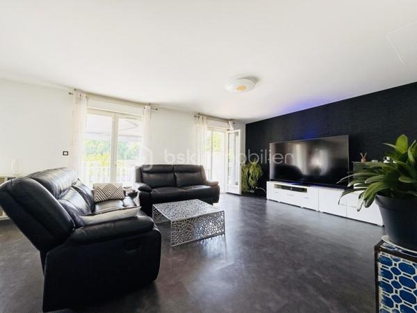 Belle Demeure – 5 chambres + Bureau – Suite parentale – Sous-sol total aménagé – Sans travaux – Dépendance aménagée  – Jardin sans vis-à-vis – DPE C

Idéal profession libérale, indépendant, artiste ou télétravail.

Située dans un secteur pavillonnaire recherché et paisible de Gournay-sur-Marne, à deux pas des bords de Marne, découvrez cette maison à vendre unique qui allie parfaitement vie de famille et activité professionnelle ou créative en toute sérénité.

L'atout majeur de cette propriété réside dans sa véritable dépendance indépendante de plus de 20 m² comprenant deux pièces et un WC. Parfaite pour accueillir un cabinet médical, un atelier de peinture ou de sculpture, un espace de loisir artistique ou un bureau au calme, elle permet de dissocier hermétiquement vie privée et vie professionnelle.

La maison principale se distingue par ses volumes et son excellent confort thermique avec un DPE classé en C. 

Au rez-de-chaussée, l'entrée dessert un double séjour lumineux, une salle à manger et une cuisine équipée conviviale. L'étage est dédié à l'espace nuit avec une suite parentale disposant de sa salle d'eau privative et WC, ainsi que deux autres chambres avec placard, une salle de bain et un WC, surmontées de combles aménagées et d'une mezzanine. 

Le sous-sol total aménagé est entièrement optimisé avec un accès PMR et propose une grande pièce de vie secondaire, une cuisine d'appoint, une buanderie, un bureau (pouvant servir de chambre d'appoint), une chambre supplémentaire et une salle de bain, WC. 

Au total, la maison principale compte ainsi ses 5 chambres et son bureau.

À l'extérieur, vous profiterez d’un superbe jardin exposé Sud-Est et entièrement sans vis-à-vis, édifié sur une belle parcelle close. 

En fond de parcelle, un garage indépendant et la possibilité de stationner plusieurs véhicules dans la propriété complètent cet ensemble. 

C'est un véritable havre de paix verdoyant, calme et intime, idéal pour vos moments de détente sur la terrasse.

Cette maison familiale très propre et soigneusement entretenue bénéficie d'un ravalement récent de moins de dix ans. 

Elle se situe à proximité immédiate des écoles, des commerces et des transports. 

Une opportunité rare sur le secteur pour concilier espace, confort et projet professionnel, artistique ou personnel.

Disponibilité des visites immédiate.

 Message à mes consoeurs et confrères, je suis ouverte à l’inter-cabinet.
