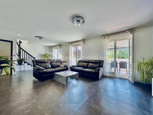 Belle Demeure – 5 chambres + Bureau – Suite parentale – Sous-sol total aménagé – Sans travaux – Dépendance aménagée  – Jardin sans vis-à-vis – DPE C

Idéal profession libérale, indépendant, artiste ou télétravail.

Située dans un secteur pavillonnaire recherché et paisible de Gournay-sur-Marne, à deux pas des bords de Marne, découvrez cette maison à vendre unique qui allie parfaitement vie de famille et activité professionnelle ou créative en toute sérénité.

L'atout majeur de cette propriété réside dans sa véritable dépendance indépendante de plus de 20 m² comprenant deux pièces et un WC. Parfaite pour accueillir un cabinet médical, un atelier de peinture ou de sculpture, un espace de loisir artistique ou un bureau au calme, elle permet de dissocier hermétiquement vie privée et vie professionnelle.

La maison principale se distingue par ses volumes et son excellent confort thermique avec un DPE classé en C. 

Au rez-de-chaussée, l'entrée dessert un double séjour lumineux, une salle à manger et une cuisine équipée conviviale. L'étage est dédié à l'espace nuit avec une suite parentale disposant de sa salle d'eau privative et WC, ainsi que deux autres chambres avec placard, une salle de bain et un WC, surmontées de combles aménagées et d'une mezzanine. 

Le sous-sol total aménagé est entièrement optimisé avec un accès PMR et propose une grande pièce de vie secondaire, une cuisine d'appoint, une buanderie, un bureau (pouvant servir de chambre d'appoint), une chambre supplémentaire et une salle de bain, WC. 

Au total, la maison principale compte ainsi ses 5 chambres et son bureau.

À l'extérieur, vous profiterez d’un superbe jardin exposé Sud-Est et entièrement sans vis-à-vis, édifié sur une belle parcelle close. 

En fond de parcelle, un garage indépendant et la possibilité de stationner plusieurs véhicules dans la propriété complètent cet ensemble. 

C'est un véritable havre de paix verdoyant, calme et intime, idéal pour vos moments de détente sur la terrasse.

Cette maison familiale très propre et soigneusement entretenue bénéficie d'un ravalement récent de moins de dix ans. 

Elle se situe à proximité immédiate des écoles, des commerces et des transports. 

Une opportunité rare sur le secteur pour concilier espace, confort et projet professionnel, artistique ou personnel.

Disponibilité des visites immédiate.

 Message à mes consoeurs et confrères, je suis ouverte à l’inter-cabinet.