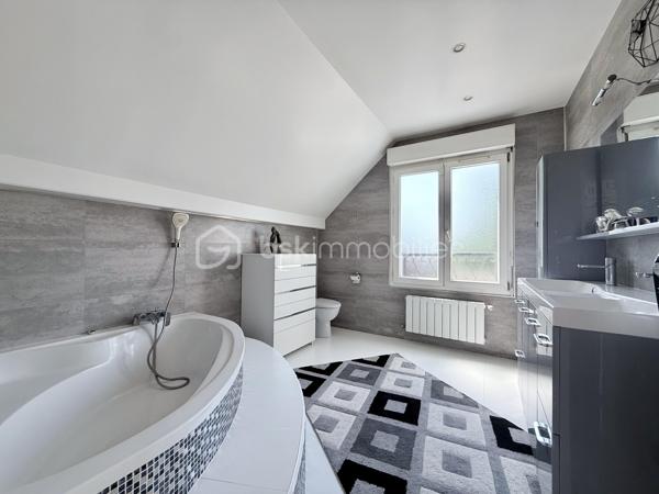 Belle Demeure – 5 chambres + Bureau – Suite parentale – Sous-sol total aménagé – Sans travaux – Dépendance aménagée  – Jardin sans vis-à-vis – DPE C

Idéal profession libérale, indépendant, artiste ou télétravail.

Située dans un secteur pavillonnaire recherché et paisible de Gournay-sur-Marne, à deux pas des bords de Marne, découvrez cette maison à vendre unique qui allie parfaitement vie de famille et activité professionnelle ou créative en toute sérénité.

L'atout majeur de cette propriété réside dans sa véritable dépendance indépendante de plus de 20 m² comprenant deux pièces et un WC. Parfaite pour accueillir un cabinet médical, un atelier de peinture ou de sculpture, un espace de loisir artistique ou un bureau au calme, elle permet de dissocier hermétiquement vie privée et vie professionnelle.

La maison principale se distingue par ses volumes et son excellent confort thermique avec un DPE classé en C. 

Au rez-de-chaussée, l'entrée dessert un double séjour lumineux, une salle à manger et une cuisine équipée conviviale. L'étage est dédié à l'espace nuit avec une suite parentale disposant de sa salle d'eau privative et WC, ainsi que deux autres chambres avec placard, une salle de bain et un WC, surmontées de combles aménagées et d'une mezzanine. 

Le sous-sol total aménagé est entièrement optimisé avec un accès PMR et propose une grande pièce de vie secondaire, une cuisine d'appoint, une buanderie, un bureau (pouvant servir de chambre d'appoint), une chambre supplémentaire et une salle de bain, WC. 

Au total, la maison principale compte ainsi ses 5 chambres et son bureau.

À l'extérieur, vous profiterez d’un superbe jardin exposé Sud-Est et entièrement sans vis-à-vis, édifié sur une belle parcelle close. 

En fond de parcelle, un garage indépendant et la possibilité de stationner plusieurs véhicules dans la propriété complètent cet ensemble. 

C'est un véritable havre de paix verdoyant, calme et intime, idéal pour vos moments de détente sur la terrasse.

Cette maison familiale très propre et soigneusement entretenue bénéficie d'un ravalement récent de moins de dix ans. 

Elle se situe à proximité immédiate des écoles, des commerces et des transports. 

Une opportunité rare sur le secteur pour concilier espace, confort et projet professionnel, artistique ou personnel.

Disponibilité des visites immédiate.

 Message à mes consoeurs et confrères, je suis ouverte à l’inter-cabinet.