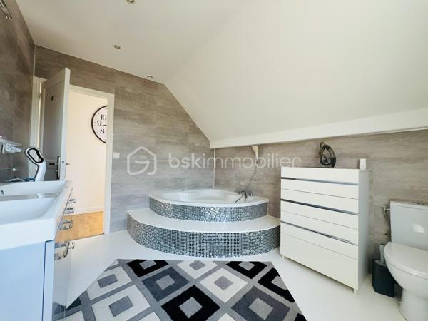 Belle Demeure – 5 chambres + Bureau – Suite parentale – Sous-sol total aménagé – Sans travaux – Dépendance aménagée  – Jardin sans vis-à-vis – DPE C

Idéal profession libérale, indépendant, artiste ou télétravail.

Située dans un secteur pavillonnaire recherché et paisible de Gournay-sur-Marne, à deux pas des bords de Marne, découvrez cette maison à vendre unique qui allie parfaitement vie de famille et activité professionnelle ou créative en toute sérénité.

L'atout majeur de cette propriété réside dans sa véritable dépendance indépendante de plus de 20 m² comprenant deux pièces et un WC. Parfaite pour accueillir un cabinet médical, un atelier de peinture ou de sculpture, un espace de loisir artistique ou un bureau au calme, elle permet de dissocier hermétiquement vie privée et vie professionnelle.

La maison principale se distingue par ses volumes et son excellent confort thermique avec un DPE classé en C. 

Au rez-de-chaussée, l'entrée dessert un double séjour lumineux, une salle à manger et une cuisine équipée conviviale. L'étage est dédié à l'espace nuit avec une suite parentale disposant de sa salle d'eau privative et WC, ainsi que deux autres chambres avec placard, une salle de bain et un WC, surmontées de combles aménagées et d'une mezzanine. 

Le sous-sol total aménagé est entièrement optimisé avec un accès PMR et propose une grande pièce de vie secondaire, une cuisine d'appoint, une buanderie, un bureau (pouvant servir de chambre d'appoint), une chambre supplémentaire et une salle de bain, WC. 

Au total, la maison principale compte ainsi ses 5 chambres et son bureau.

À l'extérieur, vous profiterez d’un superbe jardin exposé Sud-Est et entièrement sans vis-à-vis, édifié sur une belle parcelle close. 

En fond de parcelle, un garage indépendant et la possibilité de stationner plusieurs véhicules dans la propriété complètent cet ensemble. 

C'est un véritable havre de paix verdoyant, calme et intime, idéal pour vos moments de détente sur la terrasse.

Cette maison familiale très propre et soigneusement entretenue bénéficie d'un ravalement récent de moins de dix ans. 

Elle se situe à proximité immédiate des écoles, des commerces et des transports. 

Une opportunité rare sur le secteur pour concilier espace, confort et projet professionnel, artistique ou personnel.

Disponibilité des visites immédiate.

 Message à mes consoeurs et confrères, je suis ouverte à l’inter-cabinet.