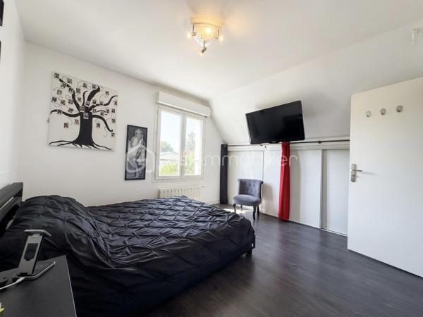 Belle Demeure – 5 chambres + Bureau – Suite parentale – Sous-sol total aménagé – Sans travaux – Dépendance aménagée  – Jardin sans vis-à-vis – DPE C

Idéal profession libérale, indépendant, artiste ou télétravail.

Située dans un secteur pavillonnaire recherché et paisible de Gournay-sur-Marne, à deux pas des bords de Marne, découvrez cette maison à vendre unique qui allie parfaitement vie de famille et activité professionnelle ou créative en toute sérénité.

L'atout majeur de cette propriété réside dans sa véritable dépendance indépendante de plus de 20 m² comprenant deux pièces et un WC. Parfaite pour accueillir un cabinet médical, un atelier de peinture ou de sculpture, un espace de loisir artistique ou un bureau au calme, elle permet de dissocier hermétiquement vie privée et vie professionnelle.

La maison principale se distingue par ses volumes et son excellent confort thermique avec un DPE classé en C. 

Au rez-de-chaussée, l'entrée dessert un double séjour lumineux, une salle à manger et une cuisine équipée conviviale. L'étage est dédié à l'espace nuit avec une suite parentale disposant de sa salle d'eau privative et WC, ainsi que deux autres chambres avec placard, une salle de bain et un WC, surmontées de combles aménagées et d'une mezzanine. 

Le sous-sol total aménagé est entièrement optimisé avec un accès PMR et propose une grande pièce de vie secondaire, une cuisine d'appoint, une buanderie, un bureau (pouvant servir de chambre d'appoint), une chambre supplémentaire et une salle de bain, WC. 

Au total, la maison principale compte ainsi ses 5 chambres et son bureau.

À l'extérieur, vous profiterez d’un superbe jardin exposé Sud-Est et entièrement sans vis-à-vis, édifié sur une belle parcelle close. 

En fond de parcelle, un garage indépendant et la possibilité de stationner plusieurs véhicules dans la propriété complètent cet ensemble. 

C'est un véritable havre de paix verdoyant, calme et intime, idéal pour vos moments de détente sur la terrasse.

Cette maison familiale très propre et soigneusement entretenue bénéficie d'un ravalement récent de moins de dix ans. 

Elle se situe à proximité immédiate des écoles, des commerces et des transports. 

Une opportunité rare sur le secteur pour concilier espace, confort et projet professionnel, artistique ou personnel.

Disponibilité des visites immédiate.

 Message à mes consoeurs et confrères, je suis ouverte à l’inter-cabinet.