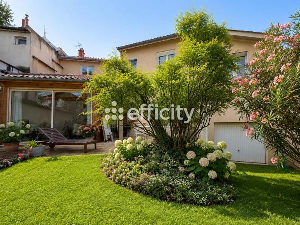 Maison
         6 pièces
        - 164 m² Bien prestige 1 150 000 € *