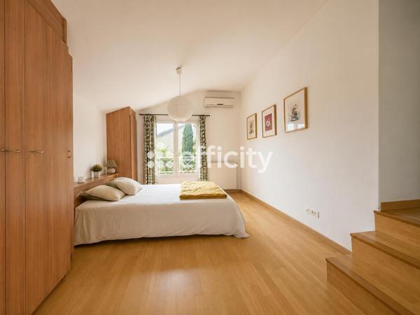 Maison
         6 pièces
        - 164 m² Bien prestige 1 150 000 € *