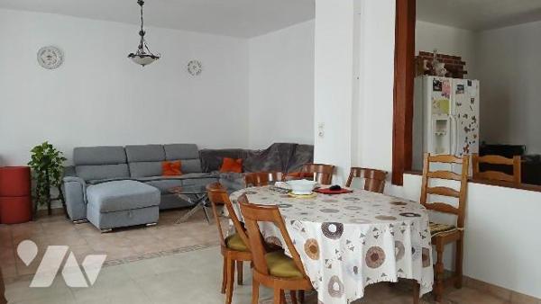 Maison de ville rénovée comprenant :
- au rez-de-chaussée : séjour / salon ouvert sur cuisine ...