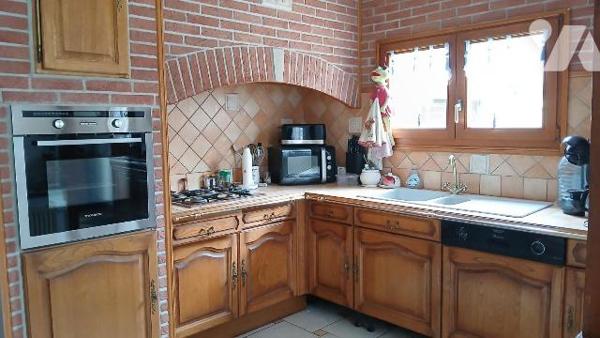 Maison de ville rénovée comprenant :
- au rez-de-chaussée : séjour / salon ouvert sur cuisine ...