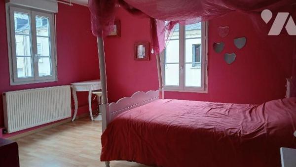 Maison de ville rénovée comprenant :
- au rez-de-chaussée : séjour / salon ouvert sur cuisine ...