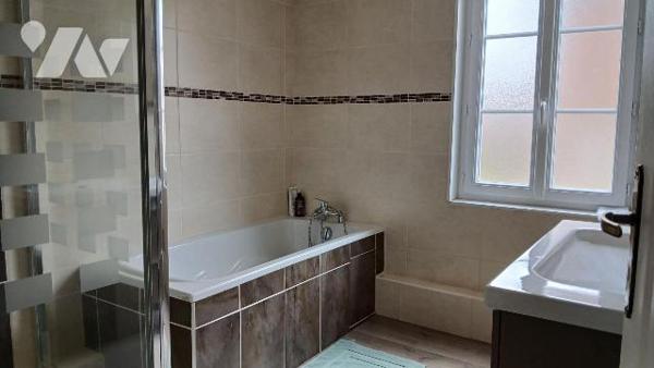 Maison de ville rénovée comprenant :
- au rez-de-chaussée : séjour / salon ouvert sur cuisine ...