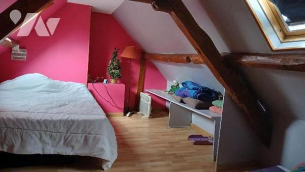 Maison de ville rénovée comprenant :
- au rez-de-chaussée : séjour / salon ouvert sur cuisine ...