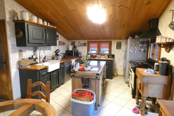 GRANDE PROPRIETE 1.5 HECTARE, VASTE DEPENDANCE,PISCINE COUVERTE, Saint-Mamet-la-Salvetat (15220)