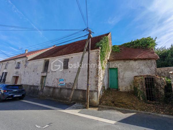 Sandrine Tissier vous propose de découvrir cette maison à rénover entièrement pour la mettre à votre goût.
Actuellement, elle est divisée au sol en 3 parties.
Possibilité de faire 1 étage sur 2 parties.
Au calme.
Non viabilisé.
Un jardin plat et calme et un puit complètent ce bien.
Raccordement au tout à l'égout et viabilisation à faire. Réseau présent juste devant la maison. 
Puit sur la parcelle.
N'hésitez pas pour une visite ou p'us de renseignements.
