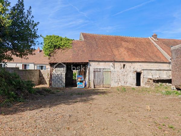 Sandrine Tissier vous propose de découvrir cette maison à rénover entièrement pour la mettre à votre goût.
Actuellement, elle est divisée au sol en 3 parties.
Possibilité de faire 1 étage sur 2 parties.
Au calme.
Non viabilisé.
Un jardin plat et calme et un puit complètent ce bien.
Raccordement au tout à l'égout et viabilisation à faire. Réseau présent juste devant la maison. 
Puit sur la parcelle.
N'hésitez pas pour une visite ou p'us de renseignements.