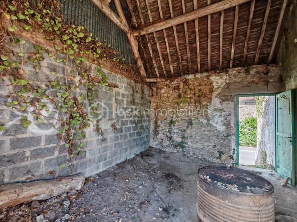 Sandrine Tissier vous propose de découvrir cette maison à rénover entièrement pour la mettre à votre goût.
Actuellement, elle est divisée au sol en 3 parties.
Possibilité de faire 1 étage sur 2 parties.
Au calme.
Non viabilisé.
Un jardin plat et calme et un puit complètent ce bien.
Raccordement au tout à l'égout et viabilisation à faire. Réseau présent juste devant la maison. 
Puit sur la parcelle.
N'hésitez pas pour une visite ou p'us de renseignements.