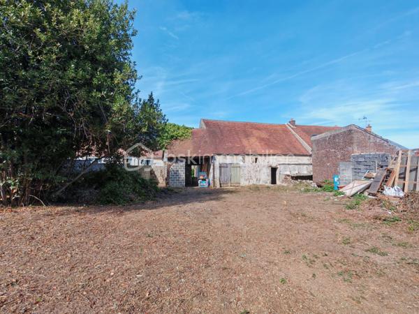 Sandrine Tissier vous propose de découvrir cette maison à rénover entièrement pour la mettre à votre goût.
Actuellement, elle est divisée au sol en 3 parties.
Possibilité de faire 1 étage sur 2 parties.
Au calme.
Non viabilisé.
Un jardin plat et calme et un puit complètent ce bien.
Raccordement au tout à l'égout et viabilisation à faire. Réseau présent juste devant la maison. 
Puit sur la parcelle.
N'hésitez pas pour une visite ou p'us de renseignements.