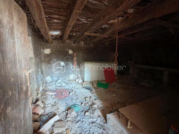 Sandrine Tissier vous propose de découvrir cette maison à rénover entièrement pour la mettre à votre goût.
Actuellement, elle est divisée au sol en 3 parties.
Possibilité de faire 1 étage sur 2 parties.
Au calme.
Non viabilisé.
Un jardin plat et calme et un puit complètent ce bien.
Raccordement au tout à l'égout et viabilisation à faire. Réseau présent juste devant la maison. 
Puit sur la parcelle.
N'hésitez pas pour une visite ou p'us de renseignements.