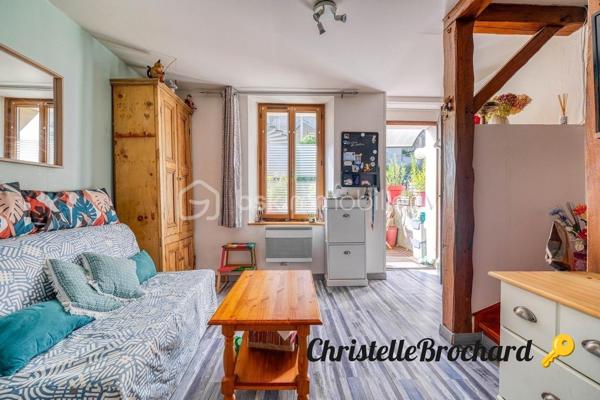 Vous recherchez un appartement chaleureux , fonctionnel et idéalement situé ? Ce joli F2 de 37 m2 pourrait bien être votre prochain coup de cœur . 
- Situé sur la commune de Crégy-les-meaux , à seulement 10 minutes à pied de la gare de Meaux , cet appartement bénéficie d’un emplacement particulièrement pratique pour rejoindre Paris tout en profitant d’un environnement agréable . 
- Dés l’entrée , vous découvrirez une charmante  pièce de vie avec son coin cuisine , offrant un espace convivial et facile à aménager . 
- Son véritable atout? La chambre située à l’étage , qui apporte charme et intimité et donne à cet appartement un esprit cosy particulièrement agréable. 
Vous profiterez également d’une salle d’eau avec w-c . 
✅ Aucun travaux à prévoir : vous posez vos valises ! 
✅ 37 m2 - 2 piéces . 
✅Chambre à l’étage . 
✅Gare de Meaux à 10 minutes à pied . 
✅Copropriété  saine et bien entretenue . 
✅ Idéal Premier achat ou investissement locatif . .
