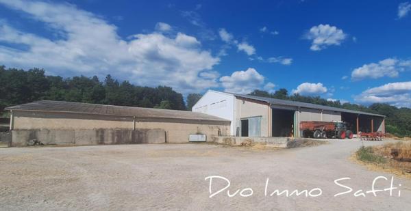 2 200m²  d'entrepôts  fermés sur terrain agricole -  proche l'autoroute