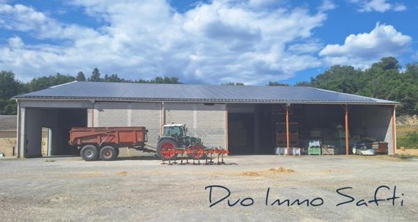 2 200m²  d'entrepôts  fermés sur terrain agricole -  proche l'autoroute