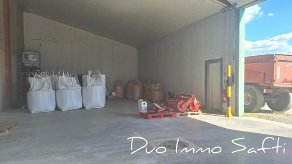 2 200m²  d'entrepôts  fermés sur terrain agricole -  proche l'autoroute