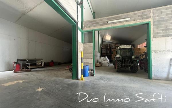 2 200m²  d'entrepôts  fermés sur terrain agricole -  proche l'autoroute